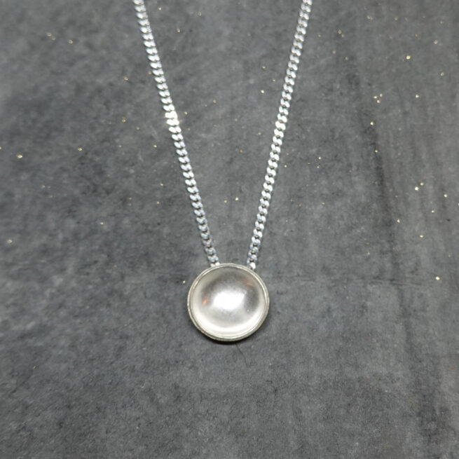 Mini dot necklace